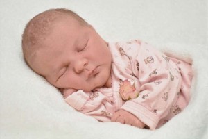 新生婴儿肚子咕咕响怎么回事护理新生儿有哪些注意事项