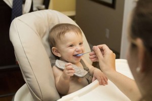 婴儿吃奶时突然发抖是什么原因引起的婴儿吃奶时突然发抖怎么治疗